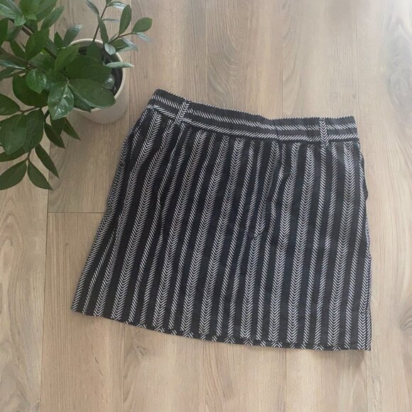LOFT Black & White Pattern Striped Mini Skirt with Pockets & Belt loops - Picture 2 of 12